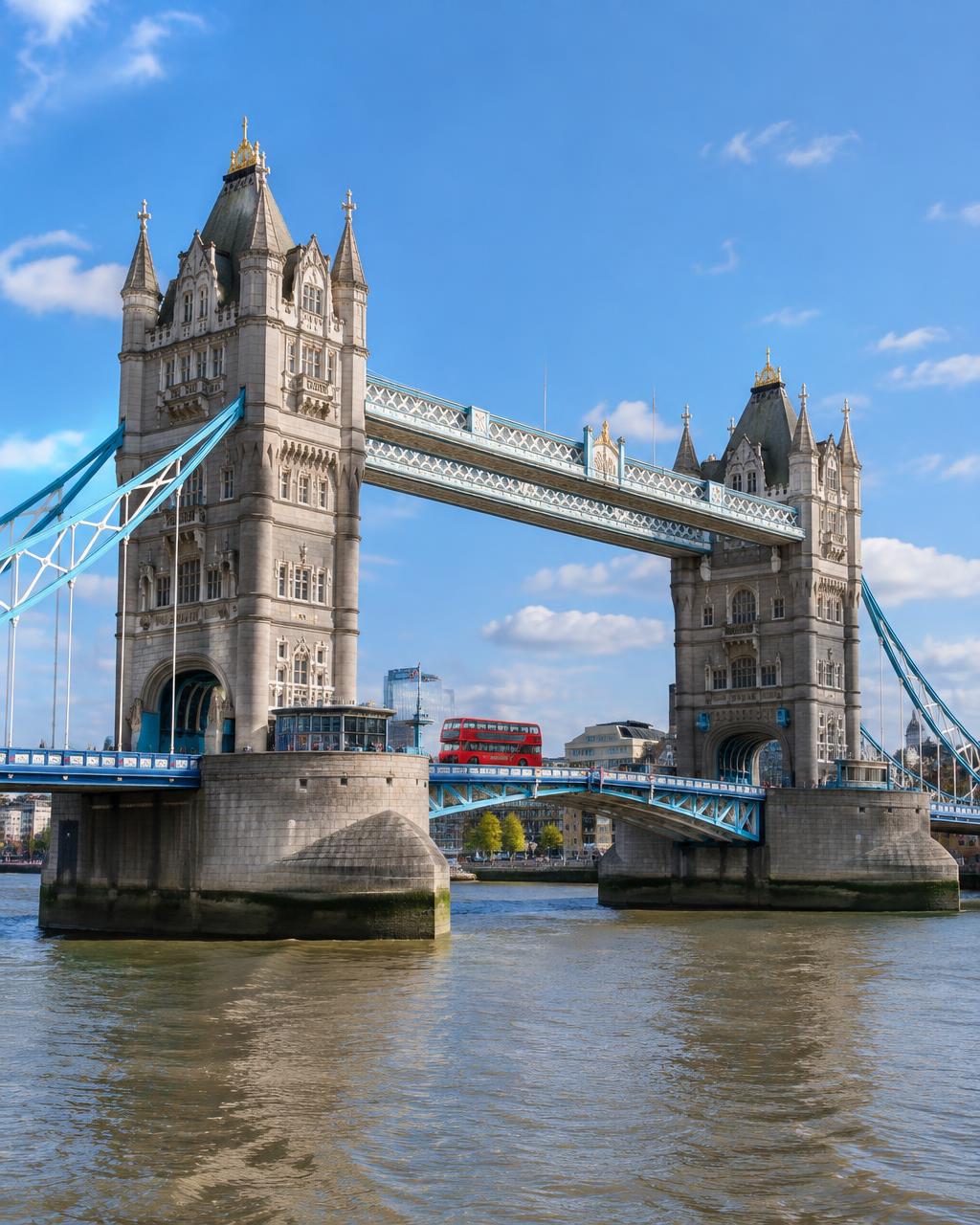 Tower Bridge sobre o Tâmisa, em Londres